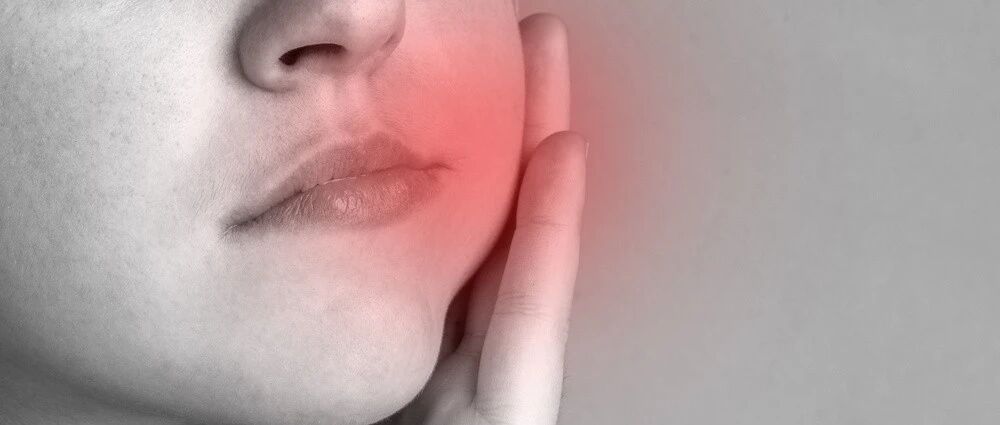 胖了还是馋肉了？错！吃饭总咬腮帮子，有可能已经癌变了…