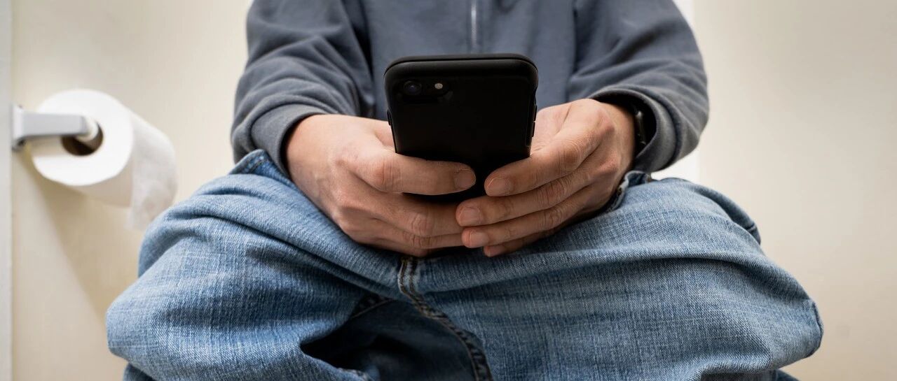 警惕！上厕所千万别随意看手机！原因很扎心...