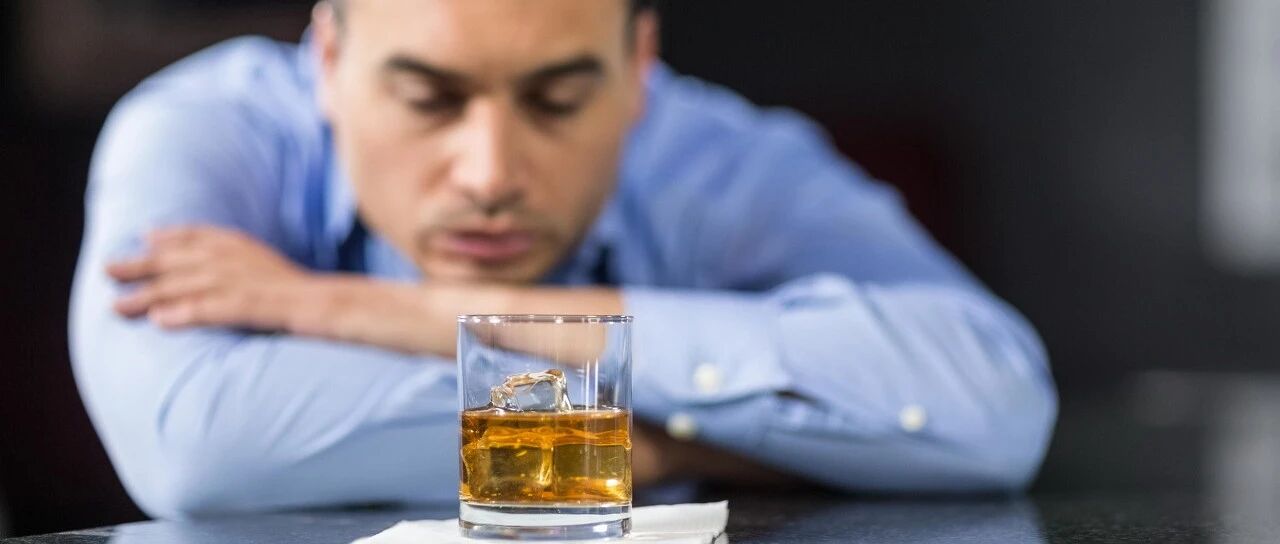 不得不喝酒时，怎样才能减少伤害？这几种做法等于"雪上加霜"…