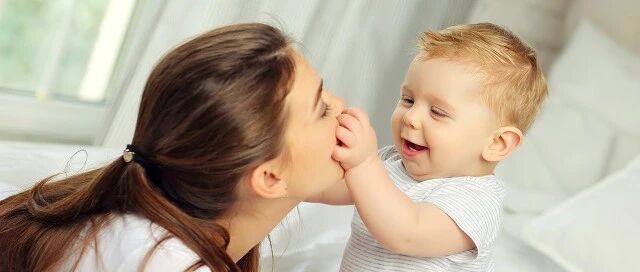 警惕！千万别随意亲孩子，严重可致命！很多人对此毫不知情