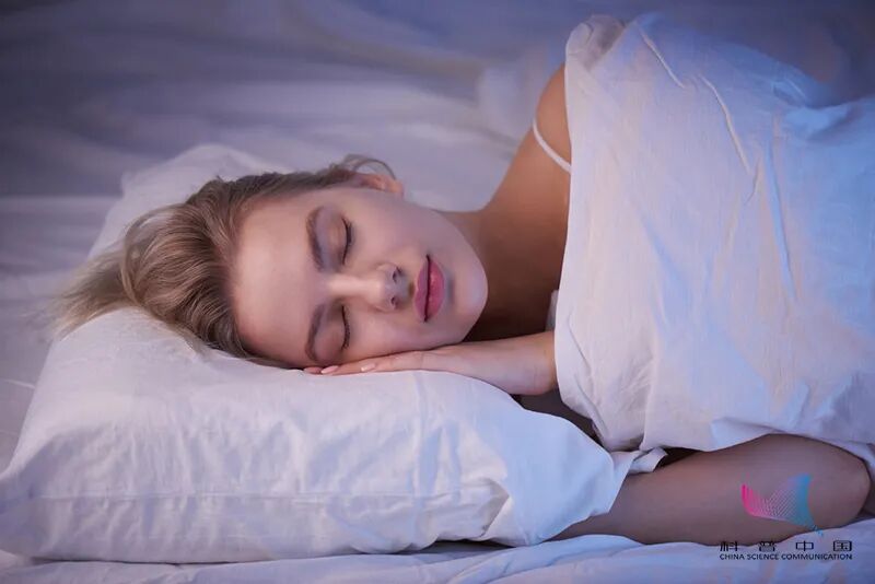 次梦里梦到一个女孩，我确定我不认识她，为什么在梦里看到她我会感到熟悉与困惑？