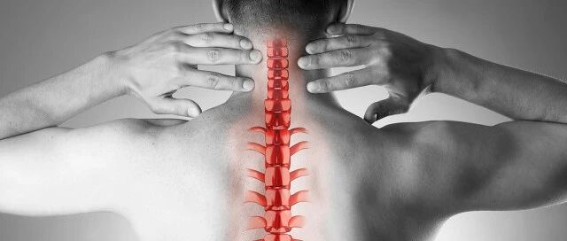 一26岁男子因手麻查出严重性颈椎病！枕头高点好还是低点好？很多人都错了…