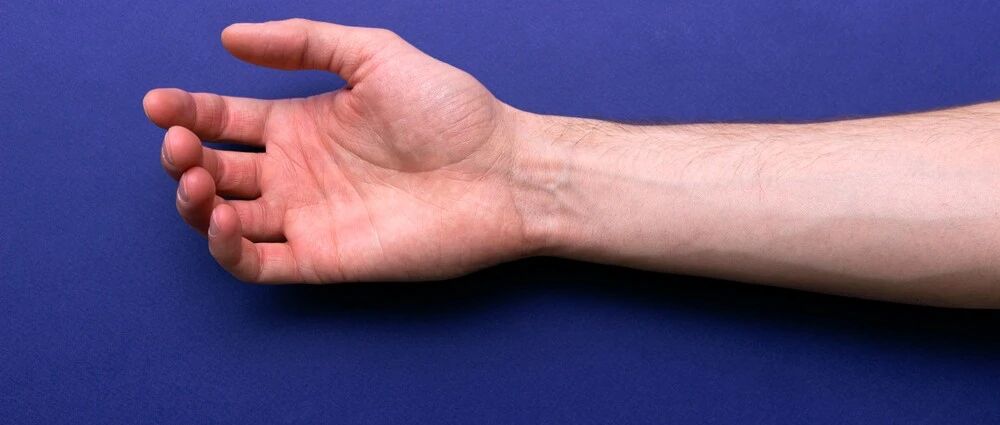 大拇指根部有青筋易患冠心病？别不当回事！身上这几处青筋凸起，很危险！