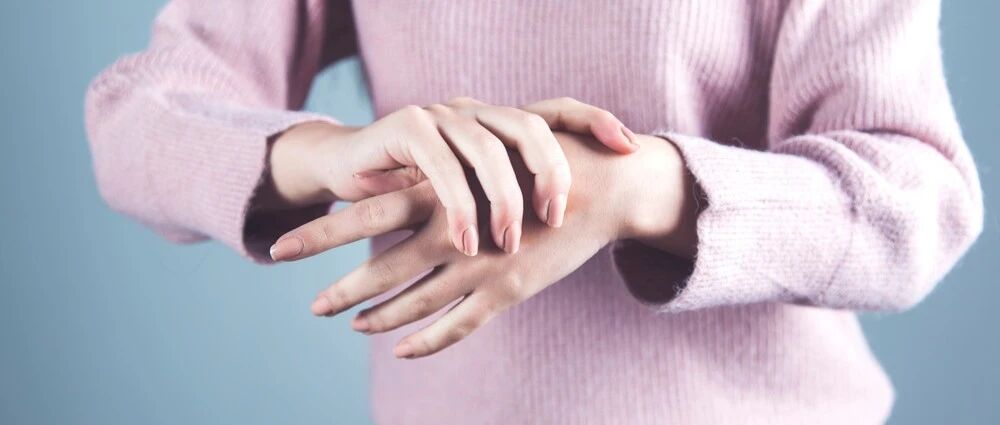 快自查！手指出现这样的情况要当心，可能是心脏在"求救"…