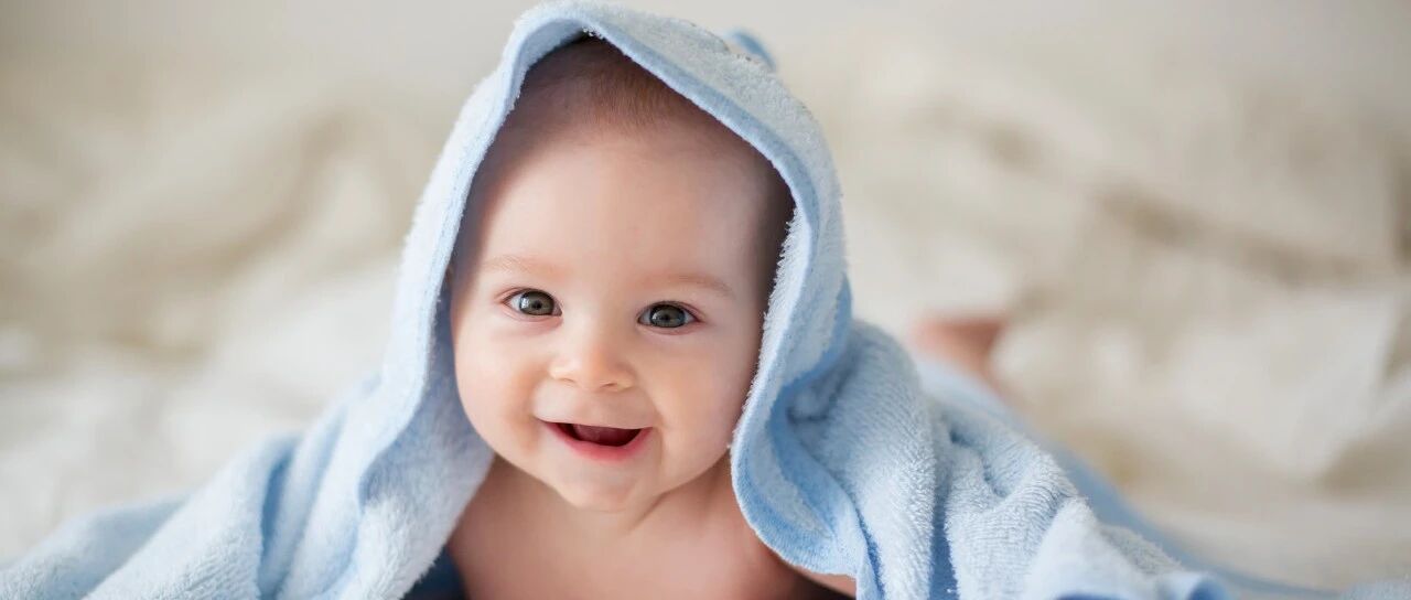 被裹8件衣服2层厚被子，五月大婴儿险出事！冬天这样穿，后果很严重…