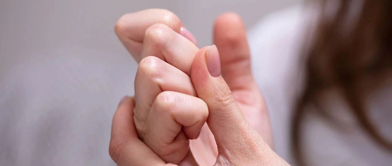 掰手指"咔咔"响是怎么回事？经常掰会得关节炎？看完再也不敢了…