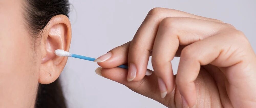 吃耳屎真的会变哑巴？很多人从小被吓到大，然而真相是…