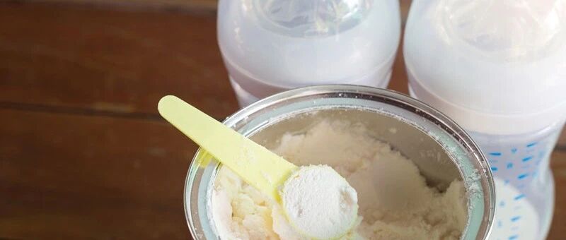 蔬菜水冲奶粉竟致新生儿中毒？这些冲奶的误区，很多人仍不知道…