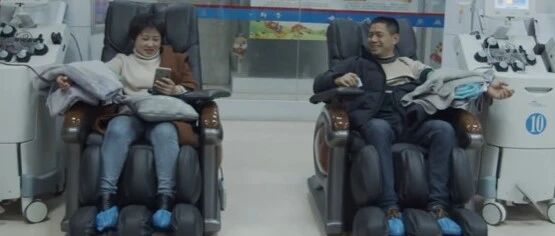 冲上热搜！"热血夫妻"坚持献血二十年！献血的方式不止一种，很多人都不知道…