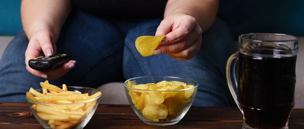 为啥明明不饿，却总忍不住想吃东西？答案没你想的那么简单…