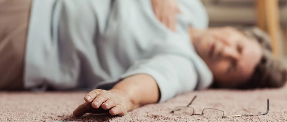 猛地起身，会"眼前一黑"？别不当回事！可能是疾病信号…