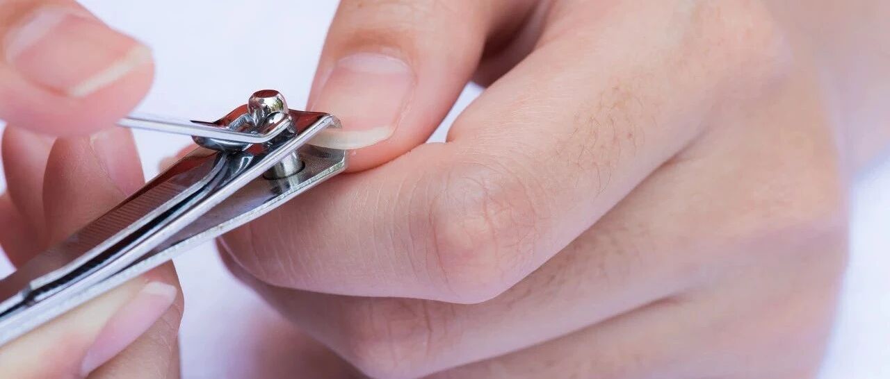 指甲剪得越短越好？指甲上的"月牙"和"黑线"代表疾病？现在知道还不晚…