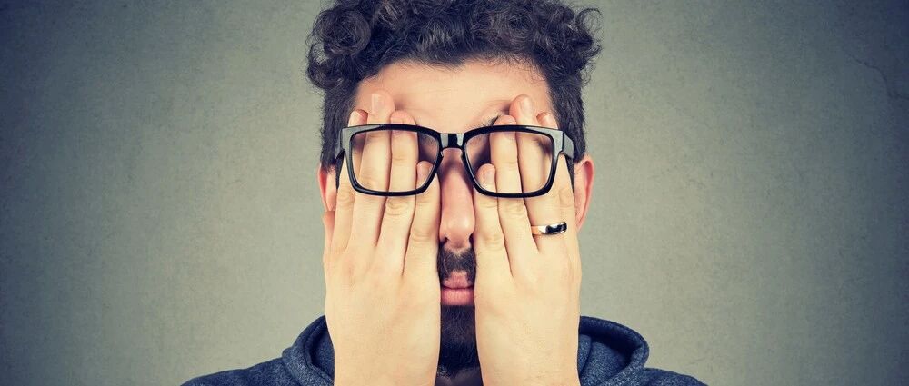 小伙一早醒来眼睛"瞎"了！熬夜玩手机的危害，真不是闹着玩的…