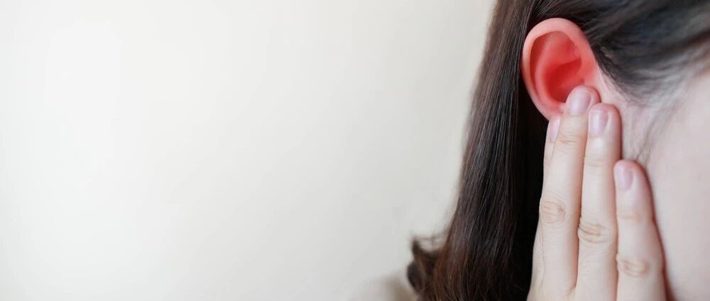 一女子洗头时耳朵进水，这样处理险丧命！千万别放任不管了…