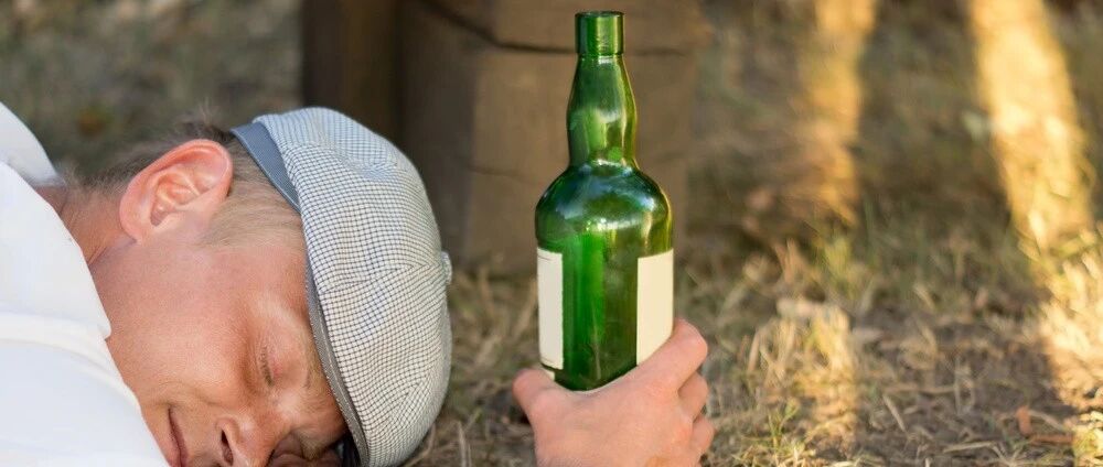 酒喝多了明明感觉到热，怎么就失温了？很多人还会把自己脱光光？看完后怕…