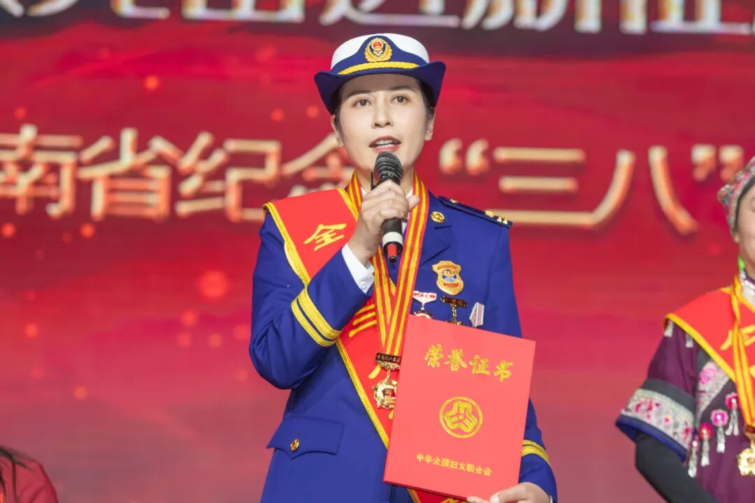 这个女消防员,真飒!