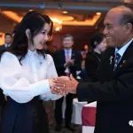 韩第一夫人换风格！穿泡泡袖亮相国宴美翻，还被其他总统轻抚小手