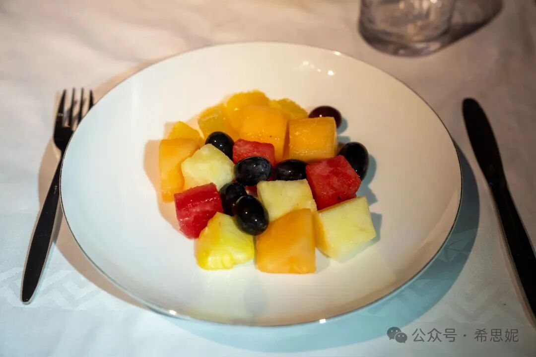 沙特航空头等舱吉达直飞洛杉矶16小时：升舱1300美金，餐食惊艳WiFi故障