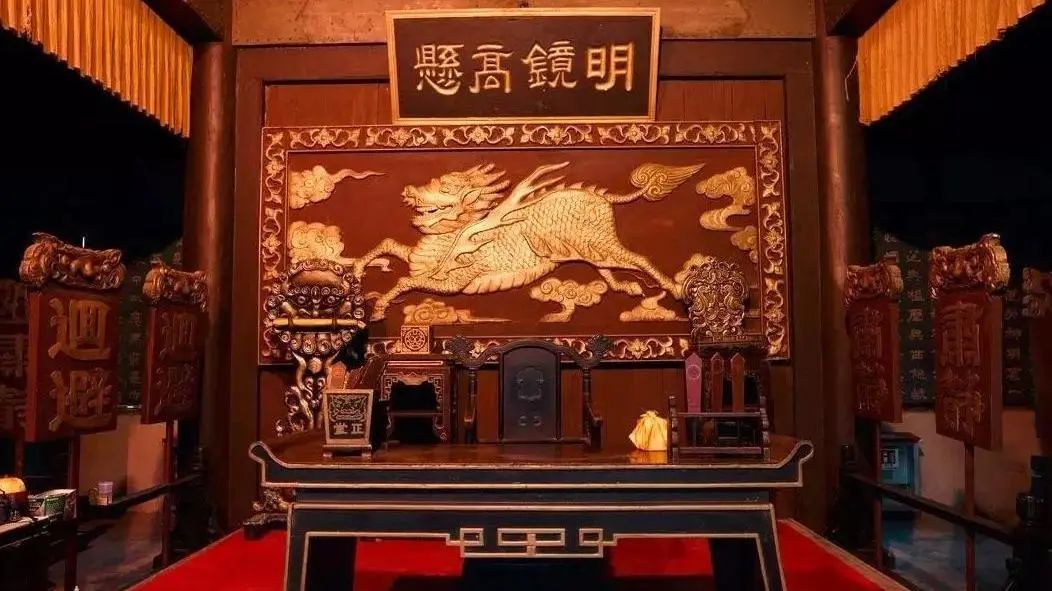 古代官衙大堂上“明镜高悬”牌匾（来源：搜狐网）镜中之我镜中的另一个