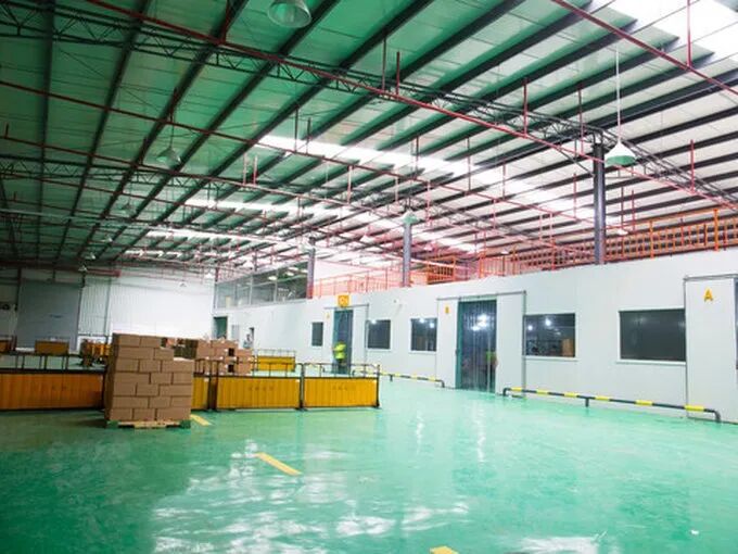 现代化冷链仓储设施内部场景，展示冷链技术设备