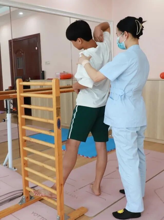 儿童站立架怎么安装开班预告｜罗城中医医院暑假学习困难训练班、脊柱侧弯矫正训练营开课啦！_https://www.jmylbn.com_新闻资讯_第18张