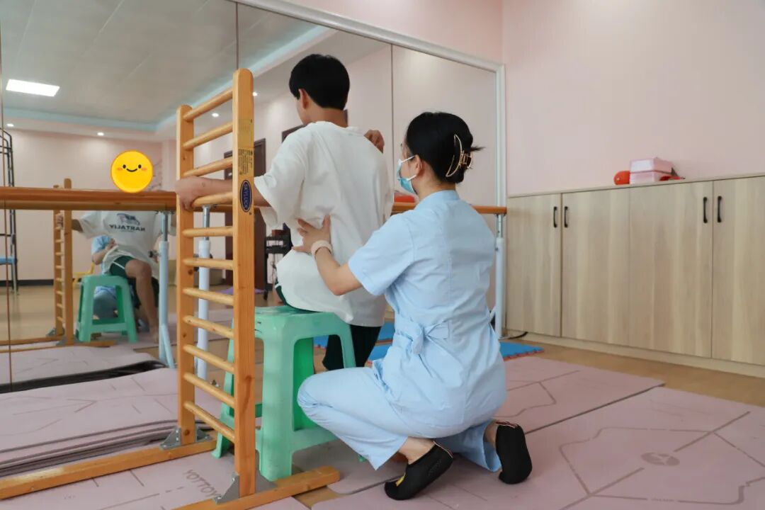 儿童站立架怎么安装开班预告｜罗城中医医院暑假学习困难训练班、脊柱侧弯矫正训练营开课啦！_https://www.jmylbn.com_新闻资讯_第21张