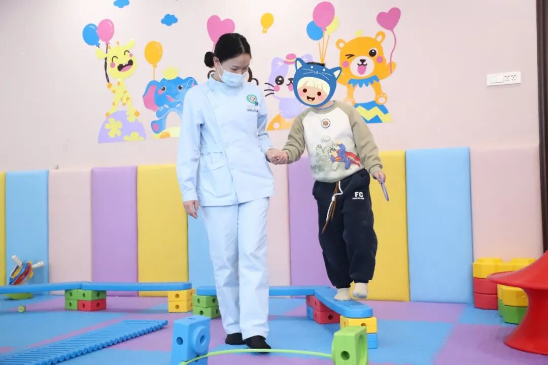 儿童站立架怎么安装【健康科普】特殊儿童行为问题及处理，康复医学给您支招_https://www.jmylbn.com_新闻资讯_第16张