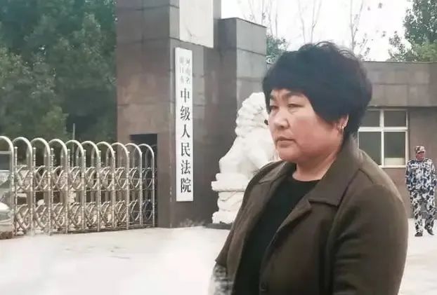 河南女子追凶17年，终于将凶手送上法庭，却因缺凶器驳回死刑，愤恨下，她买了一把杀猪刀