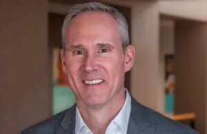 这是即将离任的鲍勃·怀特 (Bob White) 的肖像照，他是美敦力公司外科医疗产品组合的执行副总裁兼总裁。