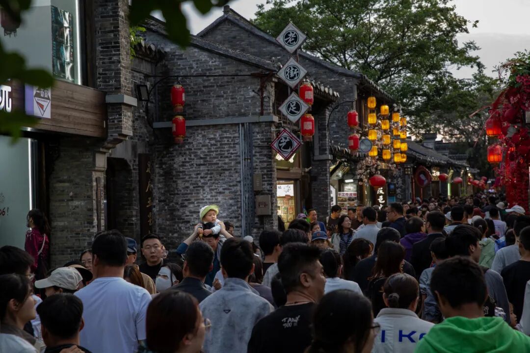 东关街五一人流1  王其高.jpg