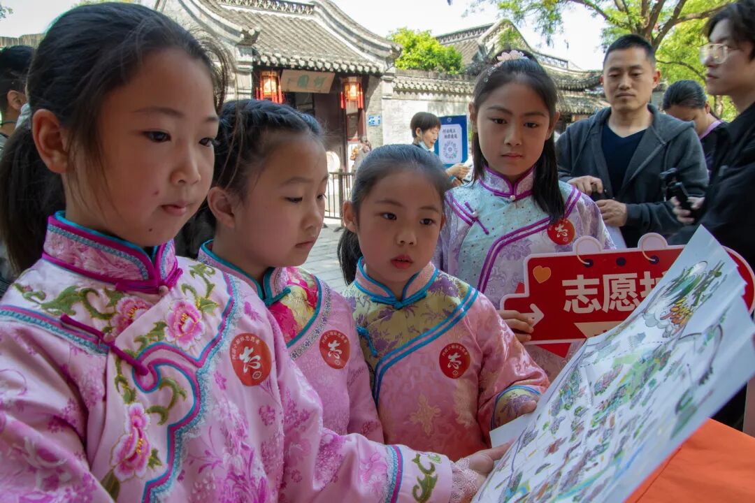 志愿者五一何园+乔家明 (2).jpg