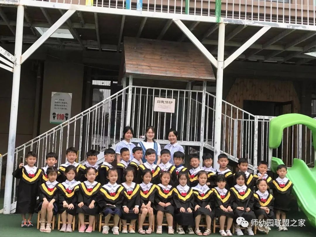 毕业后穿成大人模样,宝雅剑桥幼儿园?毕业照丨将头发梳成大人模样