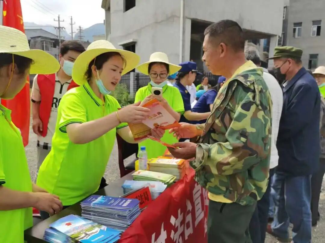 在龙山县洗洛镇开展法治宣传活动.jpg