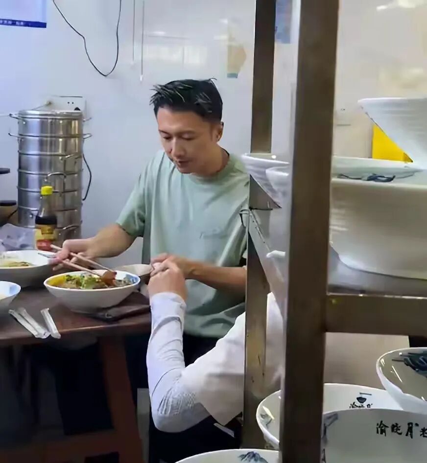 谢霆锋吃重庆小面被偶遇