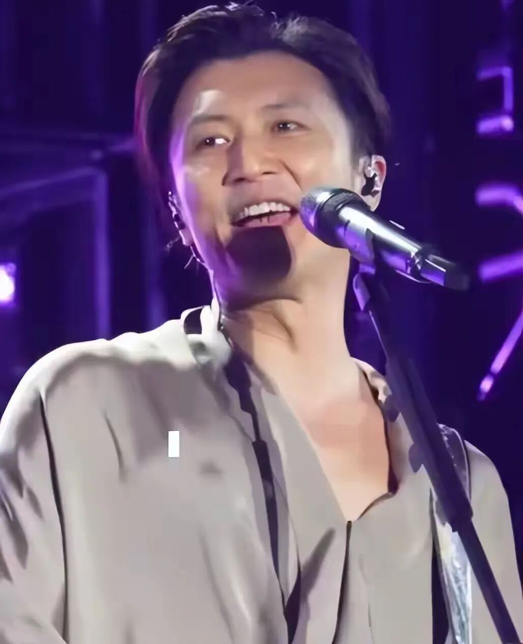 谢霆锋吃重庆小面被偶遇,谢霆锋重庆路边摊嗦面，满脸褶子显沧桑，和奶奶合影小动作抢..
