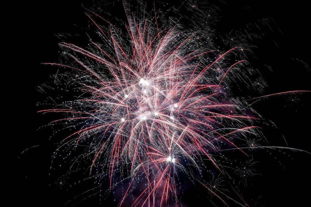 校庆活动在夜空中绚丽多彩的烟花里画上了完美的句号。绚丽多彩的烟花搭