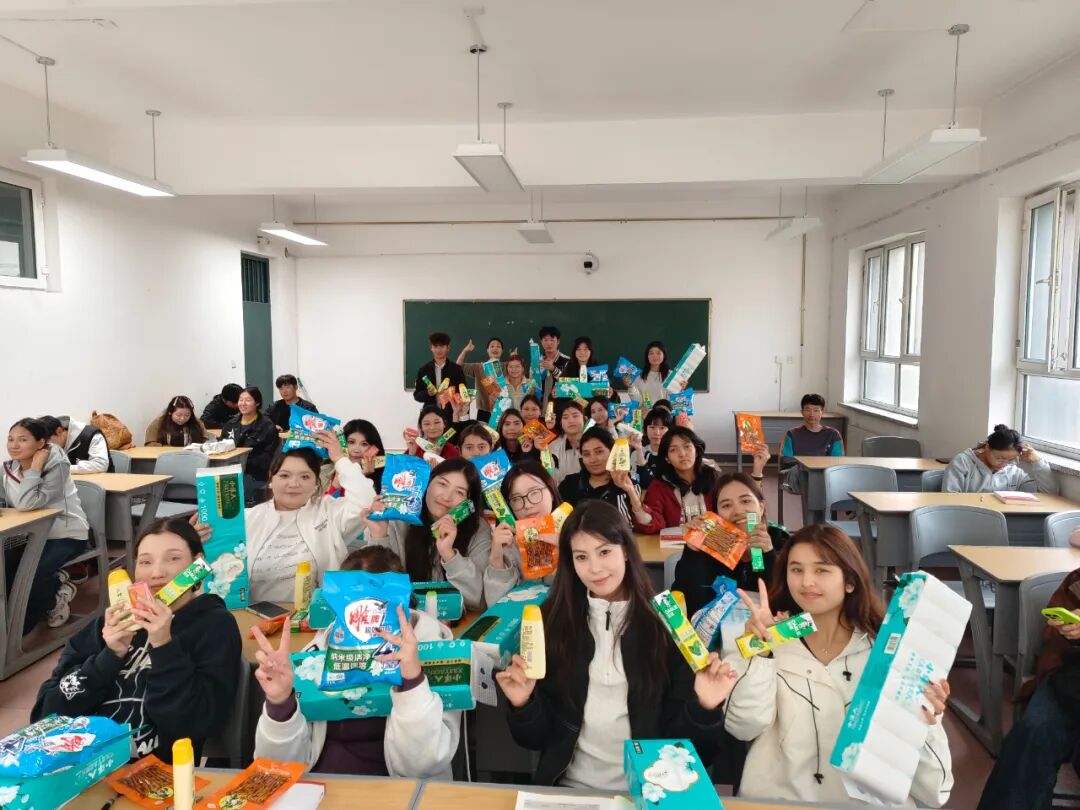 三进两联一交友｜石榴结籽心相连 师生携手一家亲