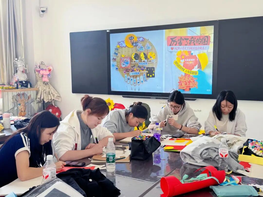 桂香伴红旗！365英国上市公司24级学前教育专业学子以指尖巧思，点亮双节幼儿园环创实践课