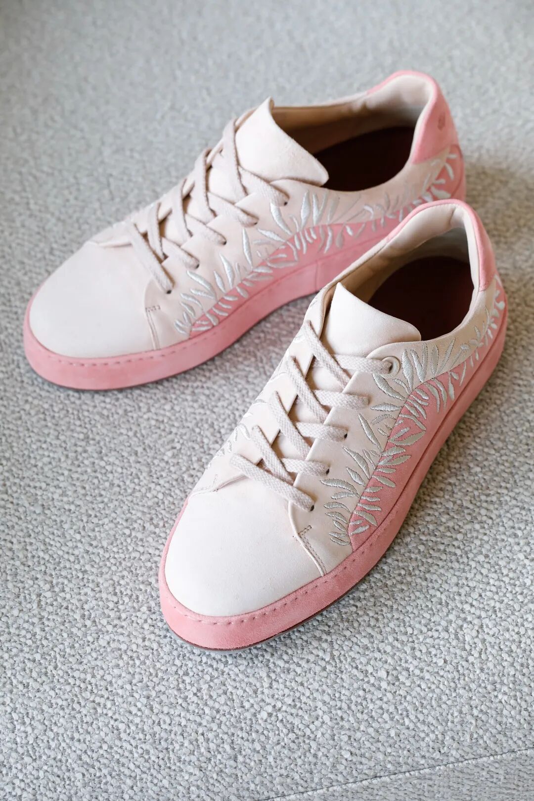 一个人的品位与实力都藏在这双loropiana白底鞋里