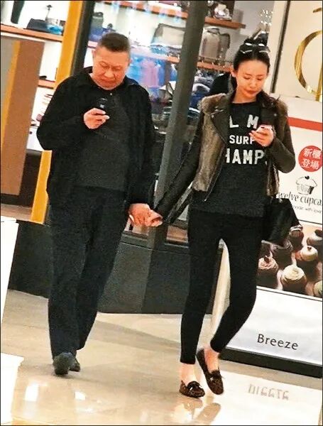 【名媛】43岁“台湾第一名媛”太冻龄，和豪门老公合照像父女，与女儿时尚街拍堪比姐妹（组图） - 18