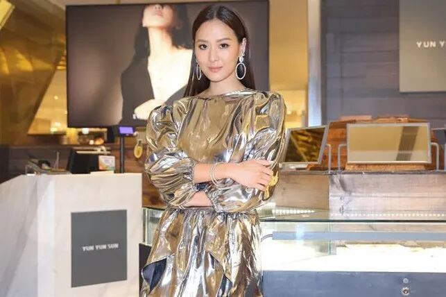 【名媛】43岁“台湾第一名媛”太冻龄，和豪门老公合照像父女，与女儿时尚街拍堪比姐妹（组图） - 38