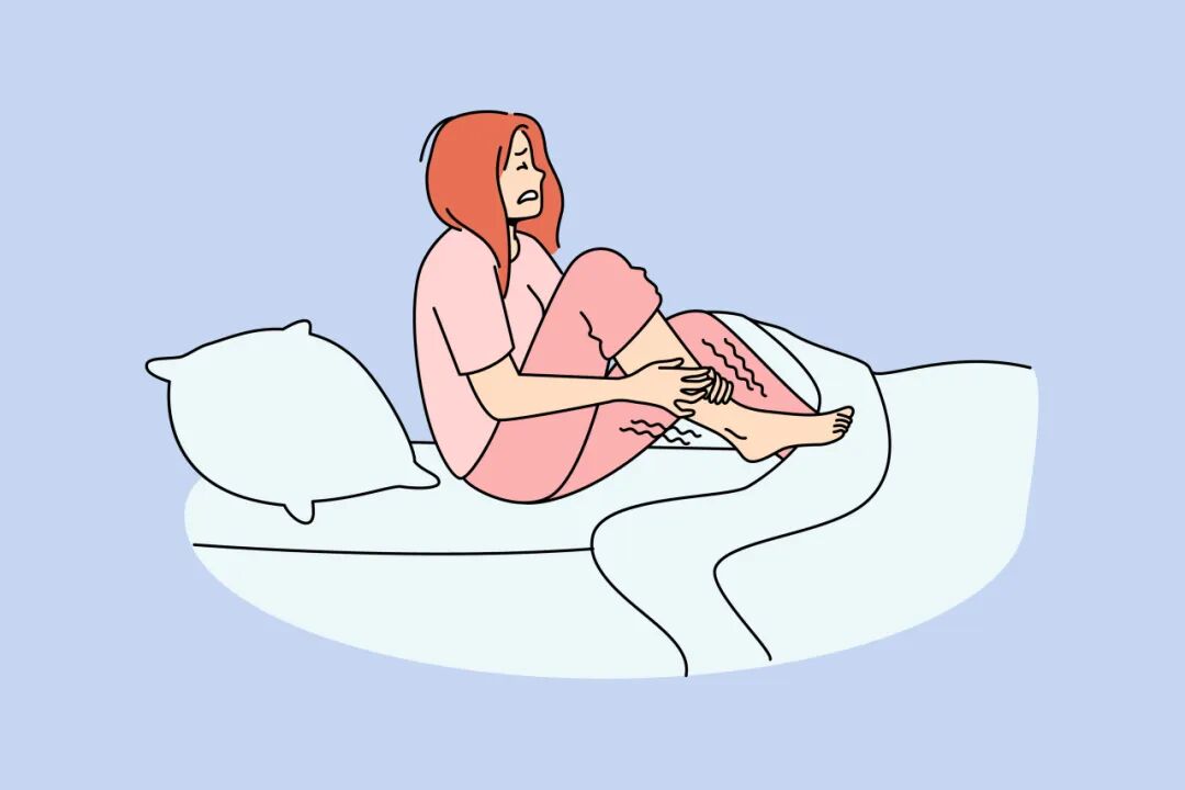 摄图网_380230444_夜间床上女性因不宁腿综合征痛苦(企业商用).jpg
