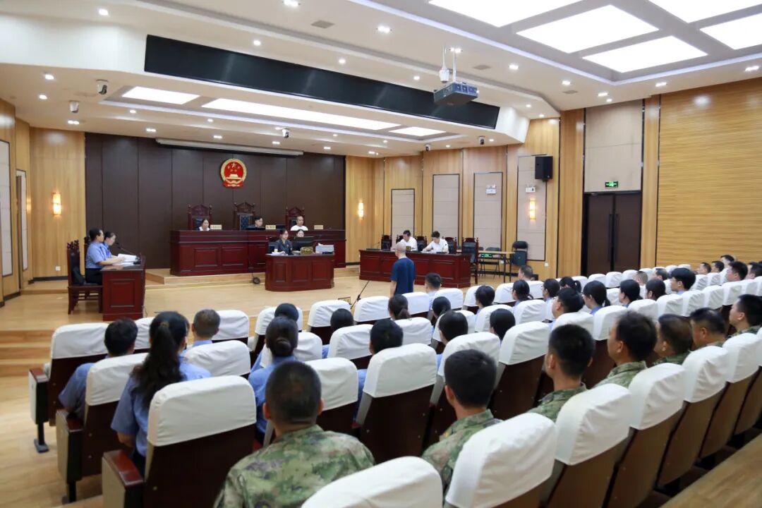 河南洛阳瀍河区法院邀请区人民武装部官兵旁听庭审共筑反腐防线