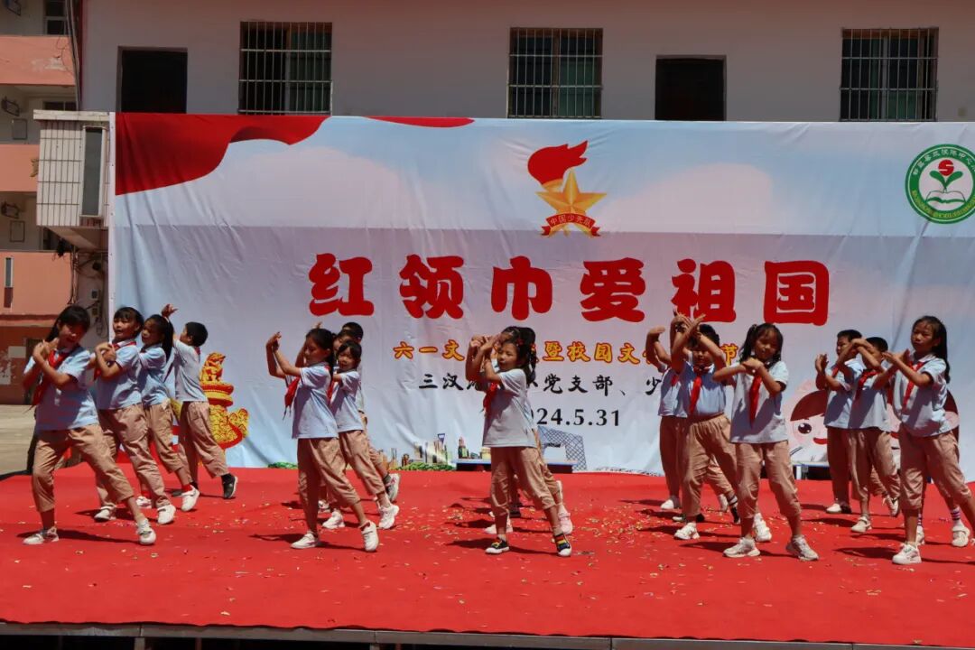 接下来的手势舞《祖国祖国我们爱你》,《祖国有我》,舞蹈《红领巾心向