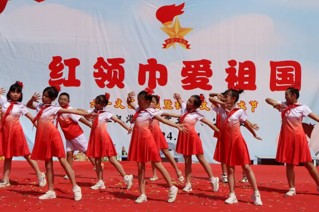 接下来的手势舞《祖国祖国我们爱你》,《祖国有我》,舞蹈《红领巾心向