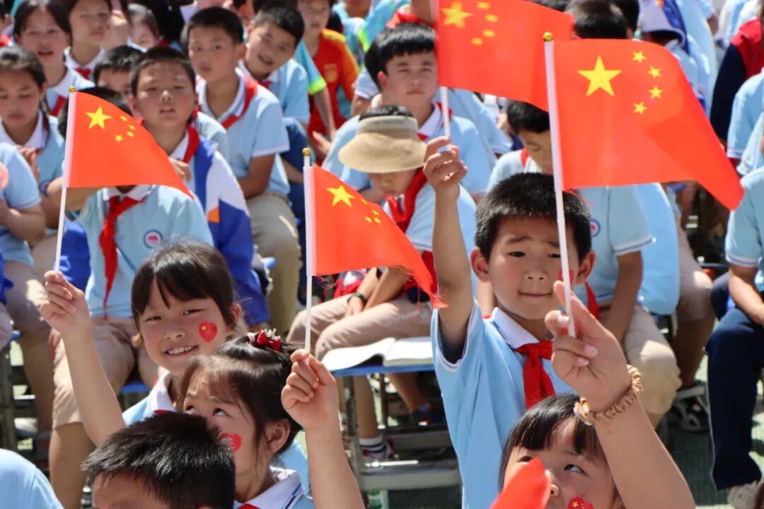 接下来的手势舞《祖国祖国我们爱你》,《祖国有我》,舞蹈《红领巾心向