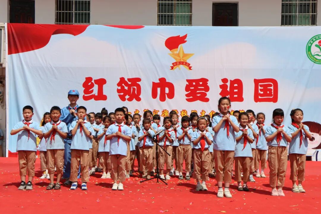 接下来的手势舞《祖国祖国我们爱你》,《祖国有我》,舞蹈《红领巾心向