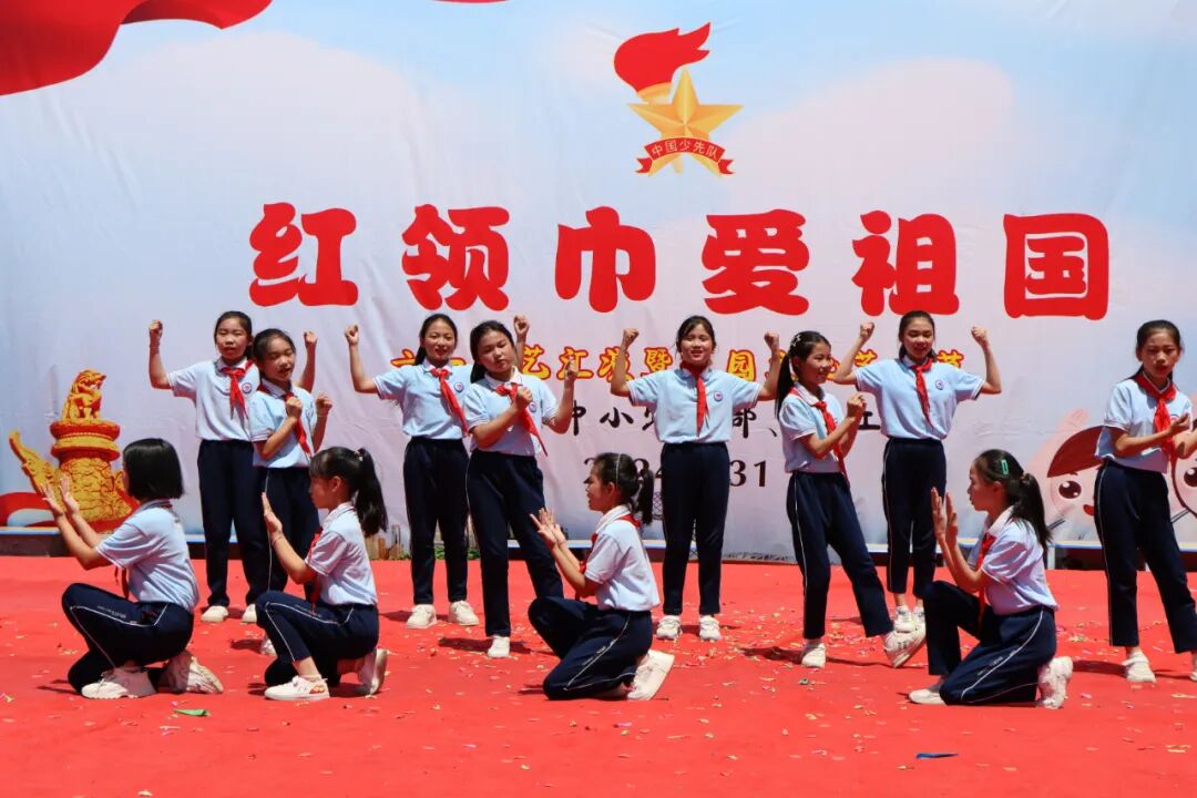 接下来的手势舞《祖国祖国我们爱你》,《祖国有我》,舞蹈《红领巾心向
