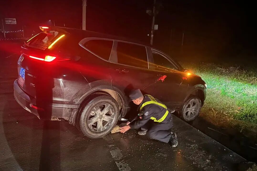 移民管理警察深夜寒冬救助被困事故车辆