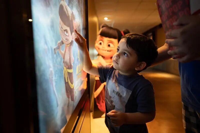 一名男孩在阿根廷首都布宜诺斯艾利斯的影院观看《哪吒2》海报。